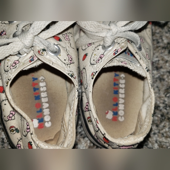 Hello Kitty × Converse Sneakers with Apple Accents - Picture 6 of 11
